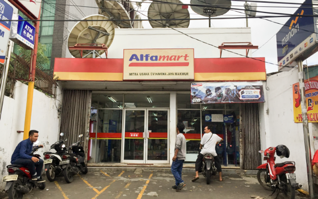 ミニマーケット2強の一つ「アルファマート」のジャカルタ市内の店舗。ミニマーケットはインドネシアを代表する近代的小売店だ