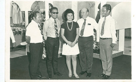 1971年、サリナデパートでレイ・ファッション開業時に。左端は夫のルスタムさん（レイコさん提供）