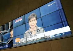朴槿恵大統領が発表した３度目の談話を報じる韓国メディア。朴氏は「進退を含め、国会に委ねる」と述べ、任期満了前の辞意を表明した＝29日、韓国・ソウル（ＮＮＡ撮影）