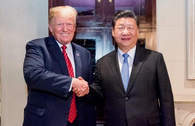 トランプ米大統領と中国の習近平国家主席は2018年12月に会談し、19年３月まで貿易摩擦は一時的な「休戦」状態となっているものの、再び激化すれば世界経済への深刻な影響も懸念される（新華社）