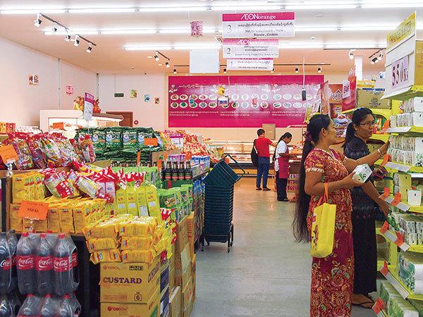 イオンがバホー通りで2018年7月に開業したスーパー「イオンオレンジ」の店舗で買い物をする女性＝ヤンゴン
