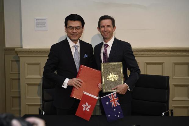 香港政府とオーストラリア政府は自由貿易協定と投資協定に調印した＝26日、シドニー（香港政府提供）