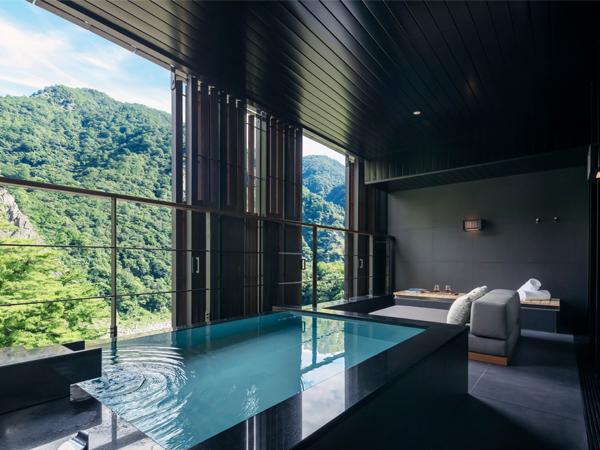 ６月30日に開業した台湾の「星のやグーグァン」の客室に設けられた半露天風呂（星野リゾート提供）