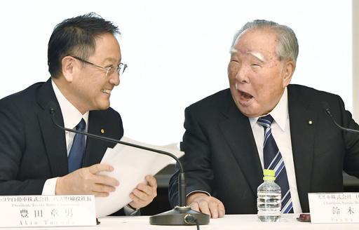 2016年10月に最初の提携を発表した当時の豊田社長（左）と鈴木会長（共同）