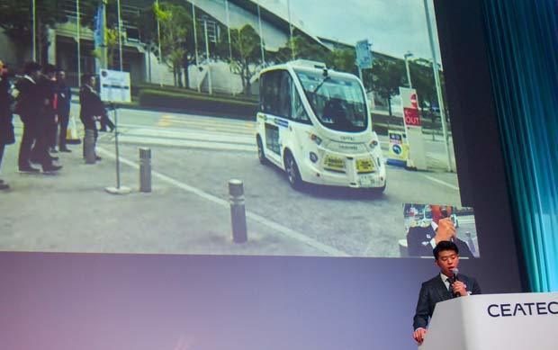 ＳＢドライブの佐治友基社長は、同社が幕張メッセ周辺の公道で実証走行中の自動運転バスの中継を交えた＝18日、千葉市（ＮＮＡ撮影）