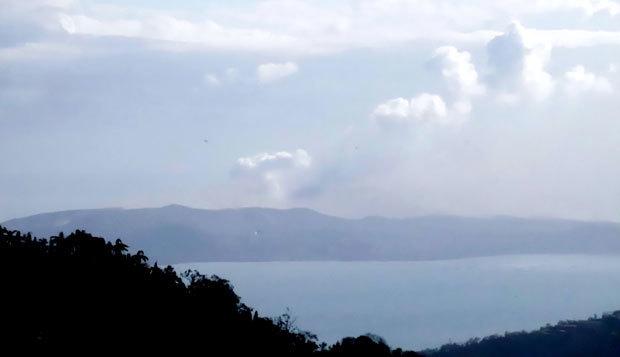 噴煙を上げるタール火山＝14日、カビテ州タガイタイ（ＮＮＡ撮影）