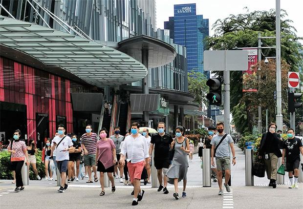 経済・社会活動の制限を段階的に解除する第２期が６月19日から始まり、繁華街には人の流れが戻り始めた＝シンガポール中心部（ＮＮＡ撮影）
