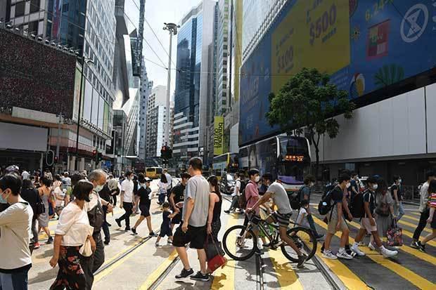 新型コロナウイルス感染者が減少傾向にある香港では、繁華街に活気が戻りつつある（ＮＮＡ撮影）