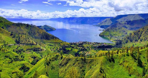 北スマトラ州にある世界最大のカルデラ湖のトバ湖が、国連教育科学文化機関（ユネスコ）の世界ジオパークに認定された（外務省提供）