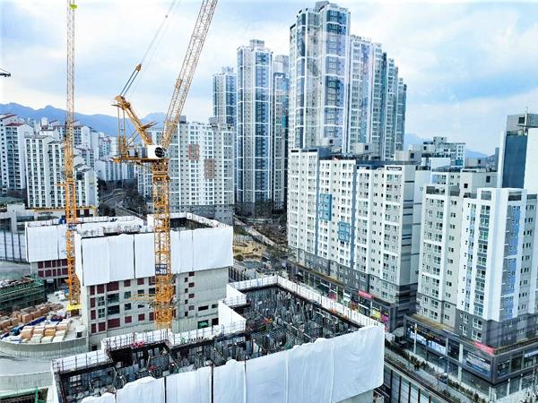 高層マンションの建設が進むソウル市。新築マンションは１戸10億ウォン以上の物件が多い＝４月（ＮＮＡ撮影）