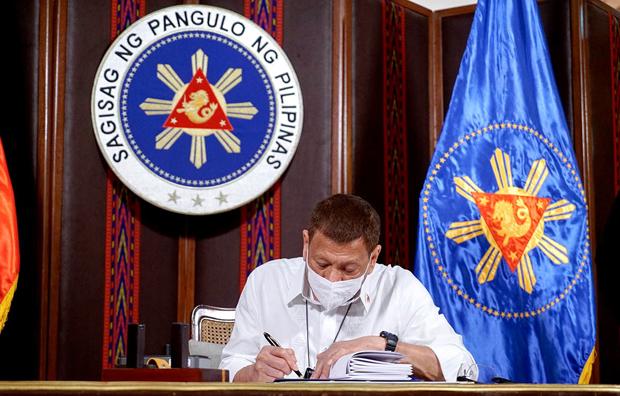 新型コロナウイルス対策法の第２弾に署名するドゥテルテ大統領（大統領府提供）