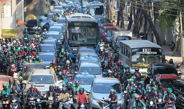 ＡＳＥＡＮ各国の首都では、渋滞や大気汚染などの都市課題が深刻となっている＝ジャカルタ（ＮＮＡ撮影）