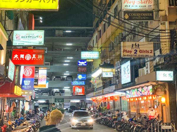 日本人が集まる歓楽街も人通りの少ない状況が続く＝10月19日、タイ・バンコク（ＮＮＡ撮影）