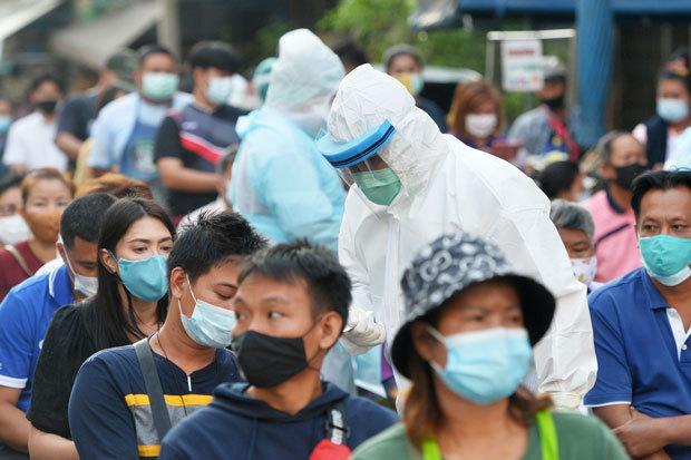 タイ・バンコク郊外で新型コロナウイルスのクラスター（感染者集団）が発生し、ＰＣＲ検査を受けるために並んだ市民たち＝2020年12月22日（新華社）
