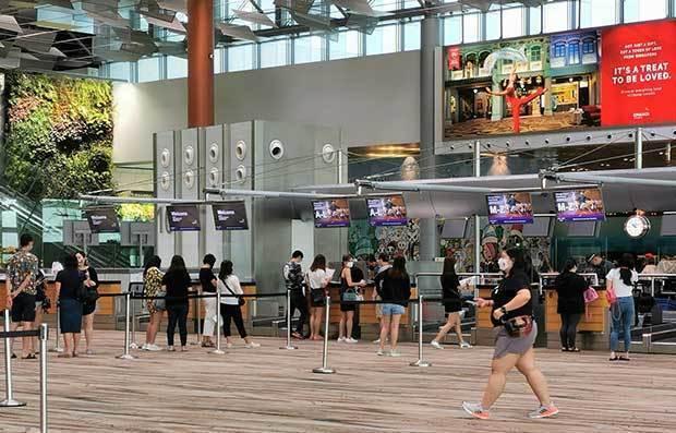 シンガポールと香港の間で自由な往来を認め合う「エア・トラベル・バブル」は11月22日から始まる予定だったが、香港での感染者増を受けて延期された（写真はチャンギ空港、11月にＮＮＡ撮影）
