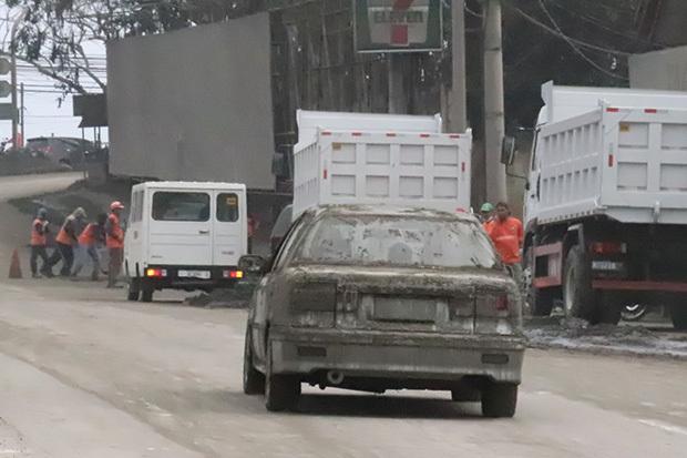 火山灰が積もったまま町中を走行する自動車＝１月、カビテ州タガイタイ（ＮＮＡ撮影）