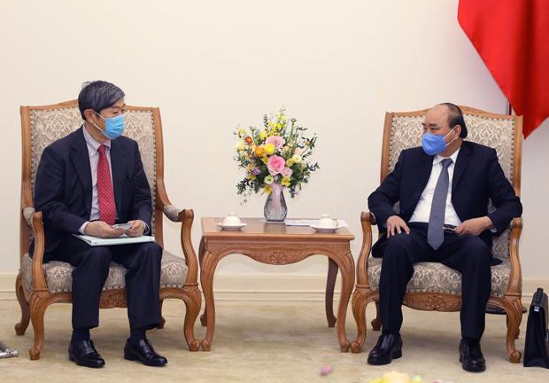ＪＩＣＡの北岡理事長（左）とベトナムのフック首相が会談し、海上保安などを話し合った＝11日、ハノイ（ＪＩＣＡ提供）