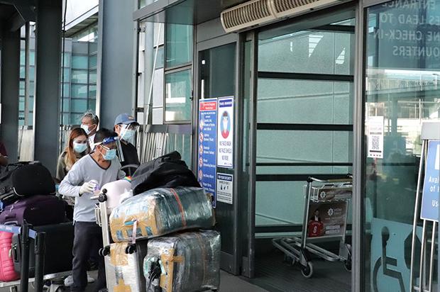 ニノイ・アキノ国際空港（ＮＡＩＡ）の出発ゲートで荷物を運ぶ人たち＝2020年11月下旬、マニラ首都圏（ＮＮＡ撮影）