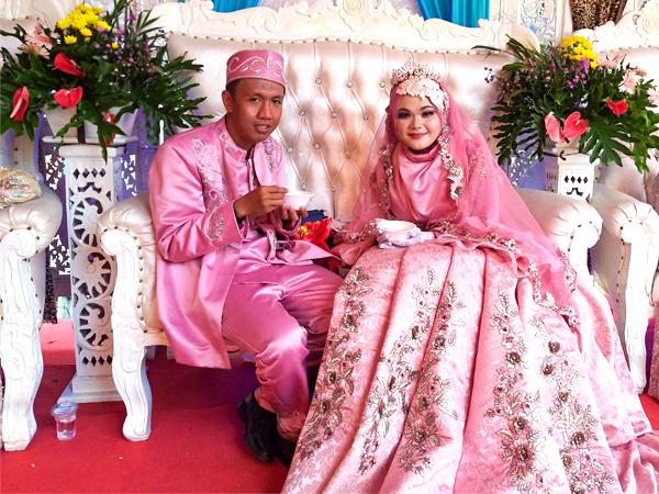 華やかな結婚式を好むインドネシア人。衣装やメークもあでやかだ＝19年４月、インドネシア・ジャカルタ（ＮＮＡ撮影）