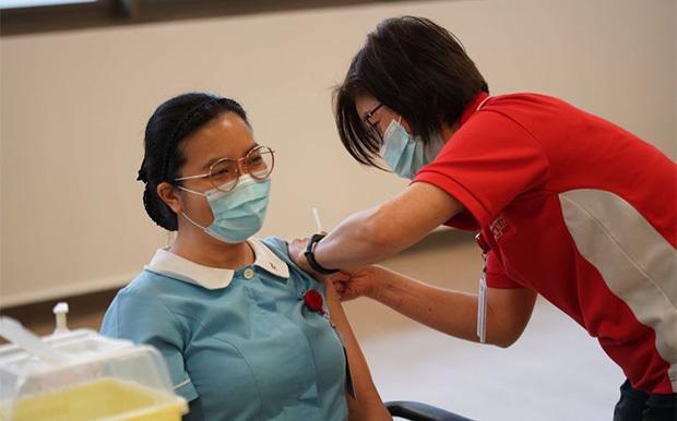 シンガポールでは新型コロナウイルスのワクチン接種が本格化した（保健省の公式フェイスブックより）