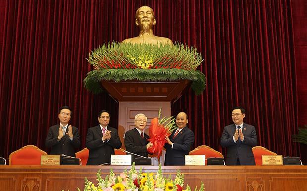 ベトナムでは第13回共産党大会が２月１日に閉幕しチョン書記長（写真右から３人目）が留任した。フック首相（同２人目）が国家主席に、チン氏（同４人目）が首相に、フエ氏（右端）が国会議長に就任する見通し＝１月31日、ハノイ（ＶＮＡ＝ＮＮＡ）