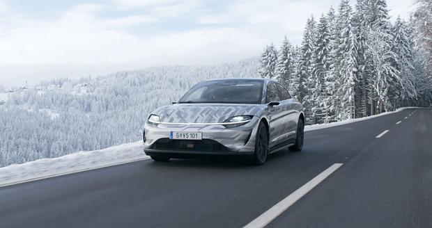 ソニーは１月11日、ＥＶ「ビジョンＳ」の公道走行試験をオーストリアで開始したと米家電見本市「ＣＥＳ」で発表。将来の完全自動運転に備えた360度のセンシングのほか、車内の立体音響などにもこだわる（同社提供）