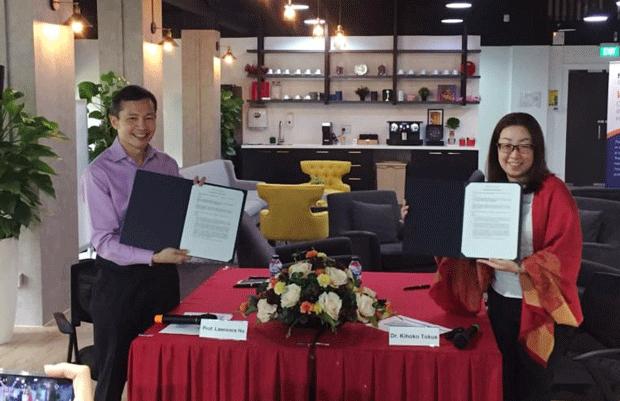 ＣＩＨの施設で覚書を交わしたＣＩＨのローレンス・ホー代表（左）とリバネスシンガポールの徳江紀穂子代表（リバネス提供）