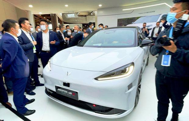 華為技術（ファーウェイ）の自動運転システムを搭載した北京新能源汽車の「アークフォックスアルファＳ」。ＩＴと完成車メーカーの協業も進む。華為は今年、スマートカー向け部品の研究開発（Ｒ＆Ｄ）に10億米ドル超を投資する＝４月19日、上海モーターショー