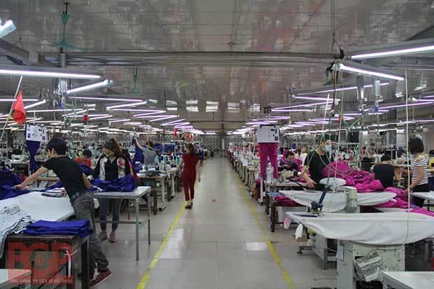 新型コロナの感染第４波で市中感染者数が最も多い北部バクザン省では工業団地が閉鎖され、多くの従業員を抱える縫製工場でも生産に影響が出た（バクザン省政府提供）