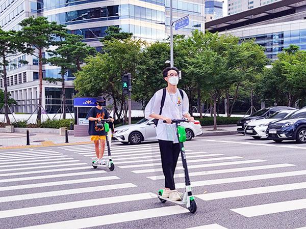 韓国で電動キックスケーターのシェアリングサービスを利用する人が急増している＝韓国・ソウル（ＮＮＡ撮影）