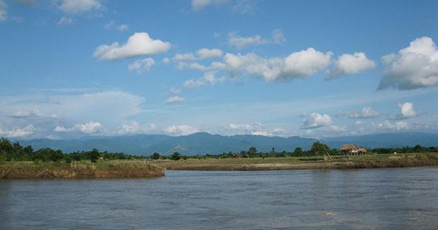 ミャンマー北部の雲南へ続く山並み（筆者撮影）