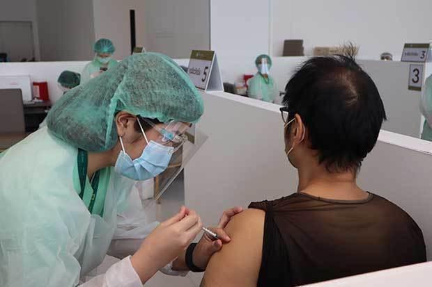 タイ国内で７日、ワクチンの大規模接種が始動した。首都バンコクのショッピングモール「アイコンサイアム」（写真）は、１日当たり1,000人が接種する会場を同日にオープンした（ＮＮＡ撮影）