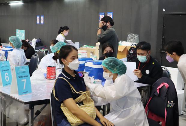 タイでは７月も新型コロナの感染者が増え続け、20日から首都バンコクを含む13都県で行動制限が厳格化された。写真はバンコクのワクチン接種会場＝６月（ＮＮＡ撮影）