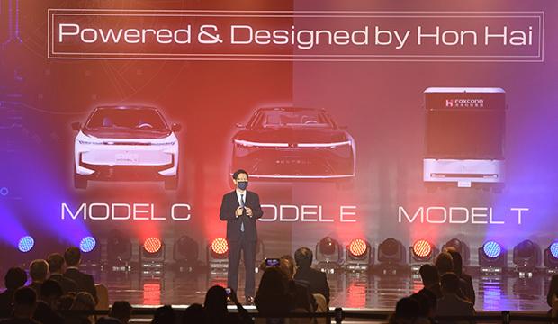 鴻海精密工業は、同社が開発したＥＶの試作車３モデルを初公開した＝18日、台北（ＮＮＡ撮影）