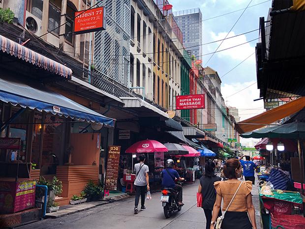 バンコクでは、11月からの観光再開に合わせて、午後９時まで飲食店での酒類提供が認められるなど、社会・経済活動の制限が大幅に緩和される＝10月30日、タイ・バンコク（ＮＮＡ撮影）