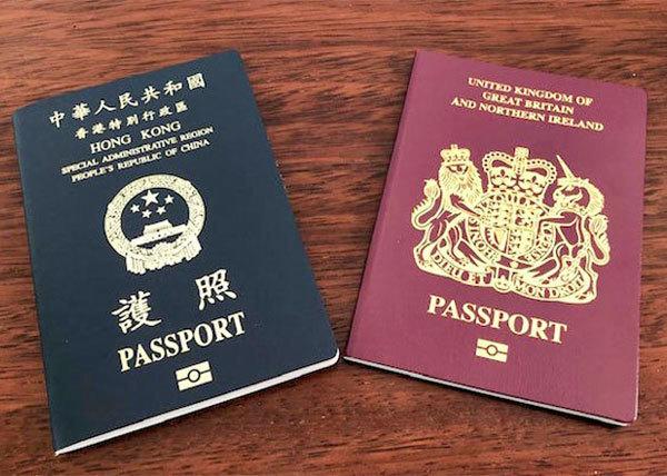 英政府は今年１月末、香港市民向けに特別ビザの申請受け付けを始めた。香港政府が発給する香港特別行政区旅券（ＨＫＳＡＲパスポート、左）と、英国海外市民旅券（ＢＮＯパスポート、右）＝ＮＮＡ撮影