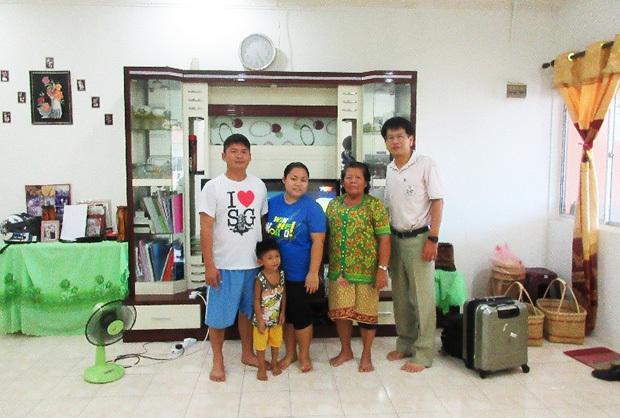 成人した子ども（左端）がサラワク州ミリの市街地に購入した住居にて。右端が筆者で、その隣が子どもの母親。（筆者提供）