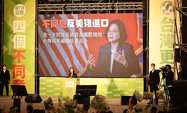住民説明会で反対票の投票を呼び掛ける、台湾総統で民進党主席の蔡英文氏（中央）＝12月11日、新北（ＮＮＡ撮影）
