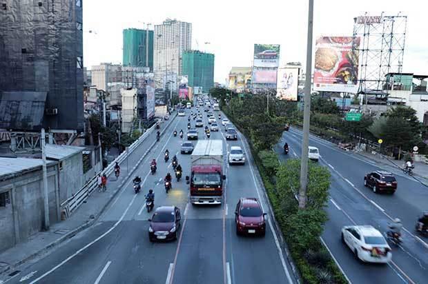 国内経済の回復に伴い、マニラ首都圏の交通量は持ち直し始めている＝１月上旬（ＮＮＡ撮影）