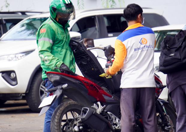 ガソリン価格の５回連続の引き上げを受けて、バイクを日常の足として使う市民の不満が高まっている＝２月22日、ベトナム・ホーチミン市