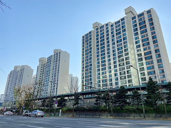 日系駐在員が多く暮らすソウル市竜山区のマンション「ハンガラム」。築25年、売買価格 は３ＬＤＫ（84平方メートル）で約25億ウォンに上る＝21年12月（ＮＮＡ撮影）