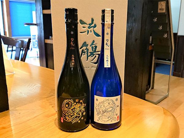 ねっかの米焼酎（左）と日本酒の瓶１本ずつをセットにした新ブランド「流觴」＝2021年12月９日、福島県只見町のねっかの酒蔵（ＮＮＡ撮影）
