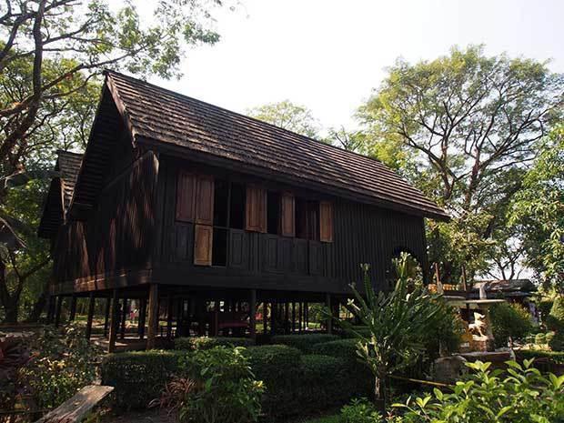 ビルマ民族の伝統式家屋（筆者撮影）