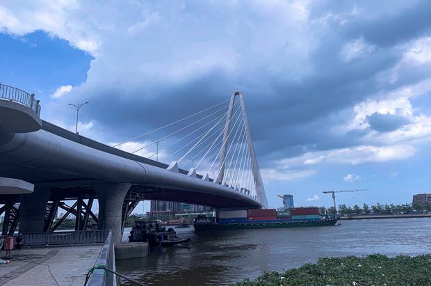 ベトナム・ホーチミン市のサイゴン川に架かる第２トゥーティエム橋が４月28日開通した＝同市１区