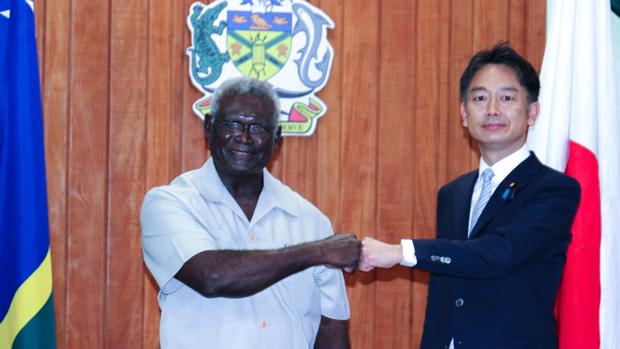 ソロモン諸島のソガバレ首相（左）と４月に２国間関係の強化を確認した日本の上杉謙太郎・外務政務官（ソロモン政府サイトより）