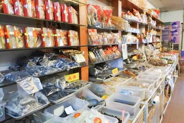 サラワク州クチンにある華人が経営する乾物商店の店内（筆者提供、2018年2月撮影）