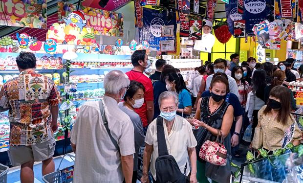 タイ政府は23日、公共空間でのマスク着用義務を解除した。新型コロナウイルス感染症の再拡大を防ぐため、屋内などでは引き続き自主的なマスク着用を呼びかけている＝20日、タイ・バンコク（ＮＮＡ撮影）