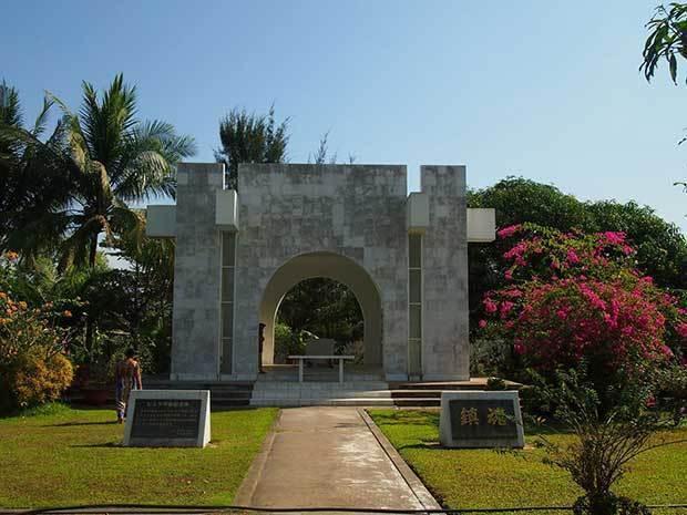 ヤンゴン日本人墓地の平和記念碑（筆者撮影）