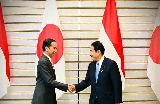 岸田首相（右）と握手を交わすジョコ大統領＝７月27日、東京（大統領ツイッター）