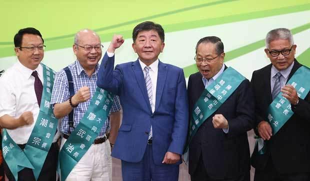 陳時中氏（中央）は衛生福利部長（衛生相）を退任し、台北市長選に出馬する（中央通信社）
